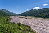 Der Fluss Rio Grande in der Provinz Jujuy, Argentinien, vom Rio Grande Overlook in der Nähe von Leon aus gesehen