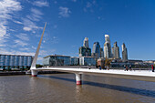 La Puente de la Mujer oder die Frauenbrücke über das Dock 3 in Puerto Madero, Buenos Aires, Argentinien, mit der Skyline von Puerto Madero