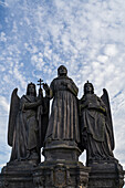 Die Statue des Heiligen Franz von Assisi auf der Karlsbrücke in Prag