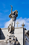 Eine Frauenstatue auf einem Mausoleum auf dem Friedhof von Recoleta in Buenos Aires, Argentinien