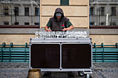 Petr Spatina, Glasharfenist, spielt in den Straßen von Prag