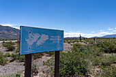 Schild zu den Islas Malvinas im Nationalpark Los Cardones in der Provinz Salta, Argentinien. Entfernung 3023 km