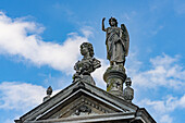 Eine Engelsstatue auf einem Mausoleum auf dem Recoleta-Friedhof in Buenos Aires, Argentinien