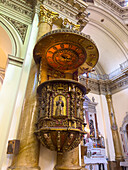 Die kunstvoll geschnitzte Holzkanzel in der Basilika von San Francisco in San Salvador de Jujuy, Argentinien