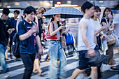 Touristen und Geschäftsleute beim Überqueren der Straße in Harajuku, Japan