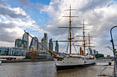 Die ARA Presidente Sarmiento, ein Museumsschiff in Puerto Madero in Buenos Aires, Argentinien. Links ist die Skyline von Puerto Madero mit dem Alvear-Turm, dem höchsten Gebäude Argentiniens, zu sehen