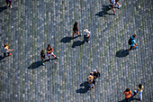 Blick auf Touristen und Besucher vom Turm des Alten Rathauses in Prag