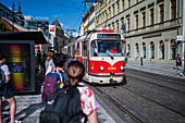 Wartende auf die Straßenbahn in Prag