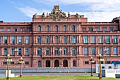 Die Casa Rosada oder das Regierungsgebäude ist der offizielle Arbeitsplatz des argentinischen Präsidenten. Buenos Aires, Argentinien. Ostfassade