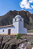 Eine kleine Dorfkirche an der Route 52 im Canyon der Cuesta de Lipan zwischen Purmamarca und Salinas Grande in Argentinien