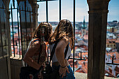 Besucher genießen die Aussicht vom Astronomischen Uhrenturm in Prag