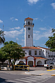 Das Rathaus von Termas de Rio Hondo mit seinem Uhrenturm und seiner Architektur im spanischen Kolonialstil. Argentinien