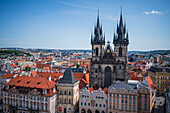 Blick auf die Liebfrauenkirche vor Tyn von der Astronomischen Uhr im Altstädter Rathausturm, Prag