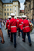 Musikkapellenparaden im Inneren der Prager Burg