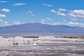 Säcke mit Salz in einem Salzbergwerk in den Salinen von Salinas Grandes im Nordwesten Argentiniens