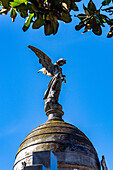 Eine Engelsstatue auf einem Mausoleum auf dem Friedhof von Recoleta in Buenos Aires, Argentinien