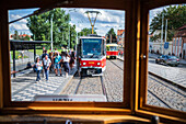 Historische Straßenbahnlinie 41, restauriert aus dem Jahr 1930, mit echtem Straßenbahnschaffner, Prag