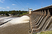 Wasserfontänen schießen aus dem Überlauf des Rio Hondo-Staudamms in Termas de Rio Hondo in Argentinien