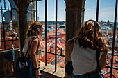 Besucher genießen die Aussicht vom Turm der Astronomischen Uhr in Prag