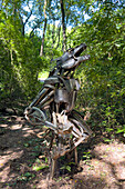 Metallskulptur von El Lobizón, einer mythischen Werwolfkreatur, an einem Weg im Calilegua-Nationalpark in Argentinien. Er ist eine Figur in der argentinischen Volksüberlieferung