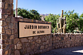 Schild am Eingang des Jardin Botánico de Altura bei Tilcara, Argentinien