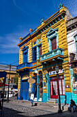 Bunt gestrichenes Gebäude in der Straße Dr. del Valle Iberlucea in Caminito in La Boca, Buenos Aires, Argentinien