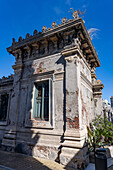 Ein verfallendes Grabmal oder Mausoleum auf dem Friedhof von Recoleta, Buenos Aires, Argentinien