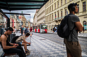 Menschen, die in Prag auf die Straßenbahn warten