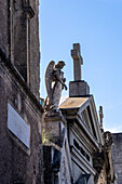 Eine Engelsstatue auf einem Mausoleum auf dem Recoleta-Friedhof in Buenos Aires, Argentinien