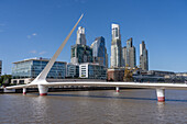 La Puente de la Mujer oder die Frauenbrücke über das Dock 3 in Puerto Madero, Buenos Aires, Argentinien, mit der Skyline von Puerto Madero