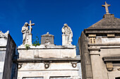 Statuen auf einem Mausoleum auf dem Friedhof von Recoleta in Buenos Aires, Argentinien