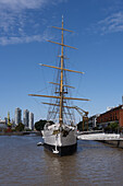 Die ARA Presidente Sarmiento, ein Museumsschiff in Puerto Madero in Buenos Aires, Argentinien