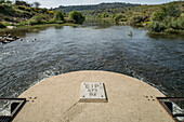 Das ruhige Wasser des Rio Erjas an der Grenze zwischen Spanien und Portugal in der Extremadura