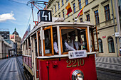 Historische Straßenbahnlinie 41, restauriert aus dem Jahr 1930, mit echtem Straßenbahnschaffner, Prag