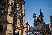 Astronomische Uhr im Turm des Alten Rathauses und die Kirche Unserer Lieben Frau vor Tyn, Prag