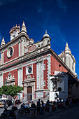 Sevilla, Spanien, 15. November 2009, Die atemberaubende Fassade der Iglesia Colegial del Divino Salvador steht stolz in Sevilla und zeigt ihre komplizierte Gestaltung an einem strahlenden Tag