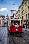 Historische Straßenbahnlinie 41, restauriert aus dem Jahr 1930, mit echtem Straßenbahnschaffner, Prag