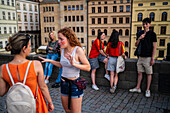 Fans der spanischen Fußballmannschaft auf der Karlsbrücke in Prag