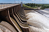 Wasserfontänen schießen aus dem Überlauf des Rio-Hondo-Damms in Termas de Rio Hondo in Argentinien