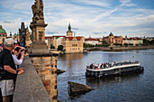 Blick auf die Moldau von der Karlsbrücke in Prag