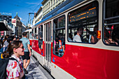 Menschen, die in Prag auf die Straßenbahn warten