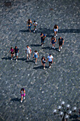 Blick auf Touristen und Besucher vom Turm des Alten Rathauses in Prag