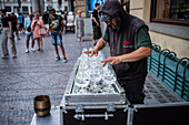 Petr Spatina, Glasharfenist, spielt in den Straßen von Prag