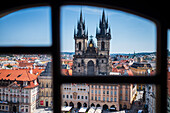 Blick auf die Kirche Unserer Lieben Frau vor Tyn von der Astronomischen Uhr im Turm des Alten Rathauses, Prag