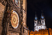 Astronomische Uhr im Turm des Alten Rathauses und der Frauenkirche vor Tyn bei Nacht, Prag