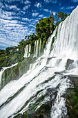 Nationalpark Iguazu-Fälle in Argentinien. Ein UNESCO-Welterbe. Auf dem Bild sind die Bossetti-Fälle und links die Adam-und-Eva-Fälle zu sehen