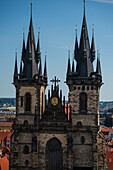 Blick auf die Kirche Unserer Lieben Frau vor Tyn von der Astronomischen Uhr im Altstädter Rathausturm, Prag