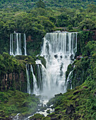 Der Nationalpark Iguazu Falls in Argentinien, von Brasilien aus gesehen. Ein UNESCO-Welterbe. Von links nach rechts sind Adam und Eva und die Bossetti-Fälle zu sehen