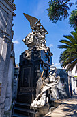 Aufwändige Statuen auf dem Grab von Jose C. Paz, dem Gründer der Zeitung La Prensa, auf dem Friedhof von Recoleta, Buenos Aires, Argentinien