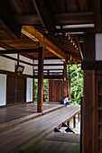 Eine Frau entspannt sich im Tofukuji-Tempel in Kyoto, Japan